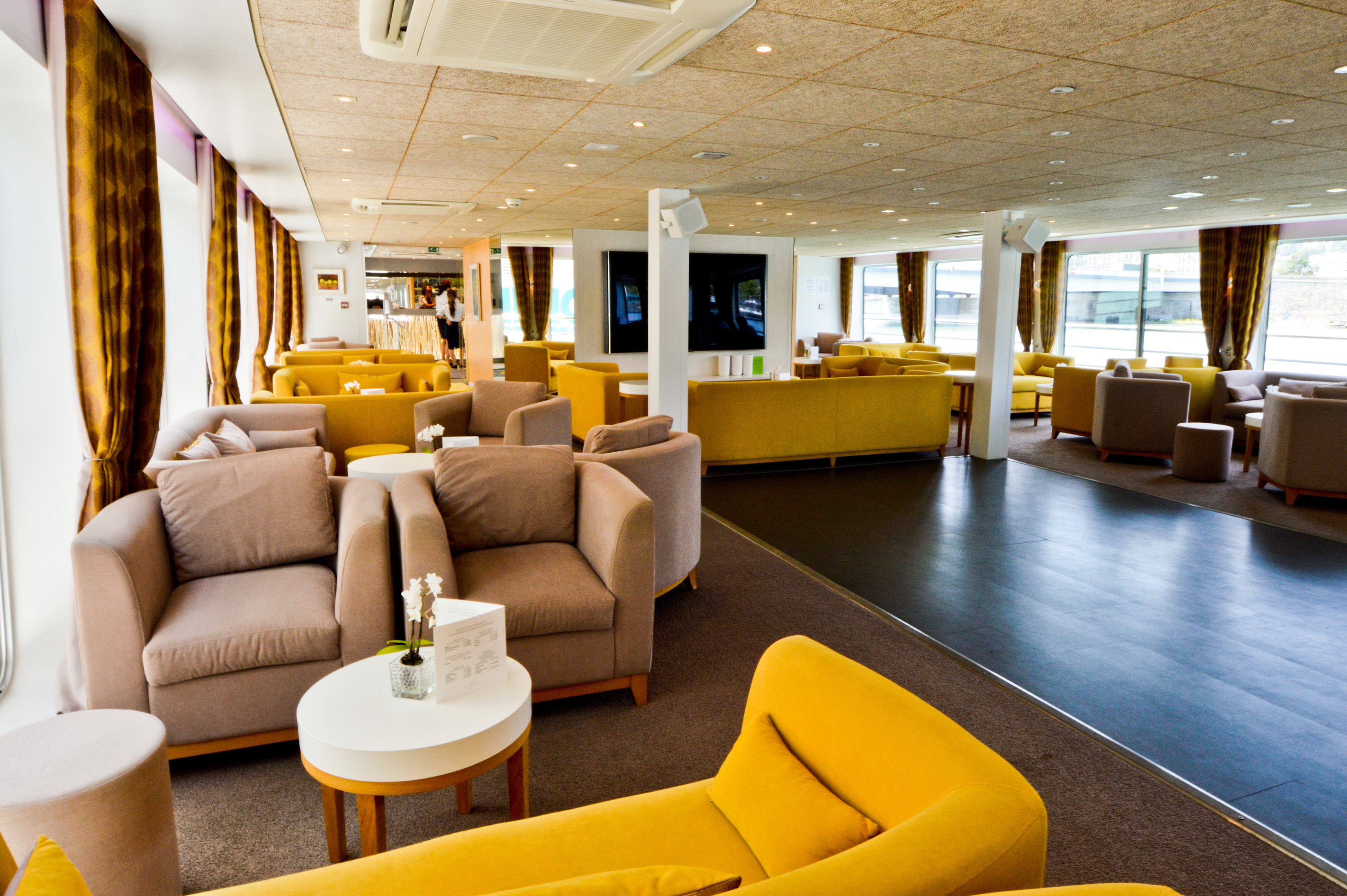 CroisiEurope MS Camargue Lounge Bar 5.jpg